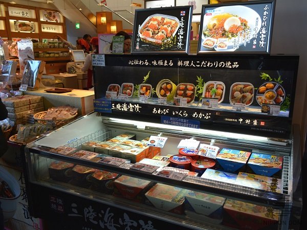 Replicas of fresh cooked food in a showcase with frozen foods attract customers’ attention.