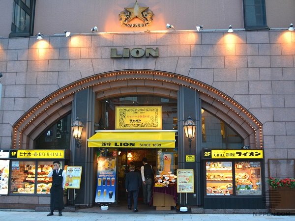 «Ginza Lion» bar display window has become a landmark of Tokyo’s main street decades ago.