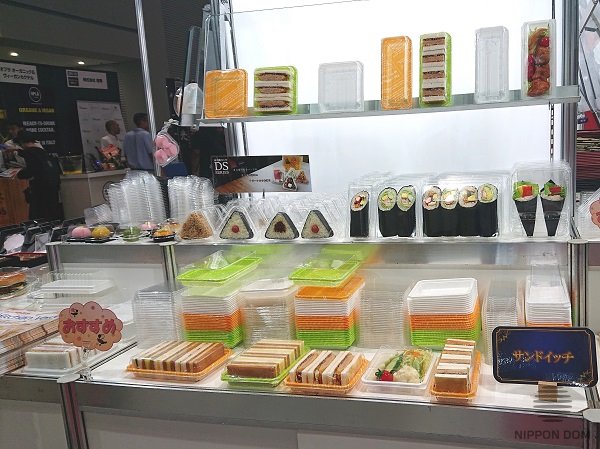 Disposable dishes manufacturer uses food models to demonstrate capacity of plastic boxes.