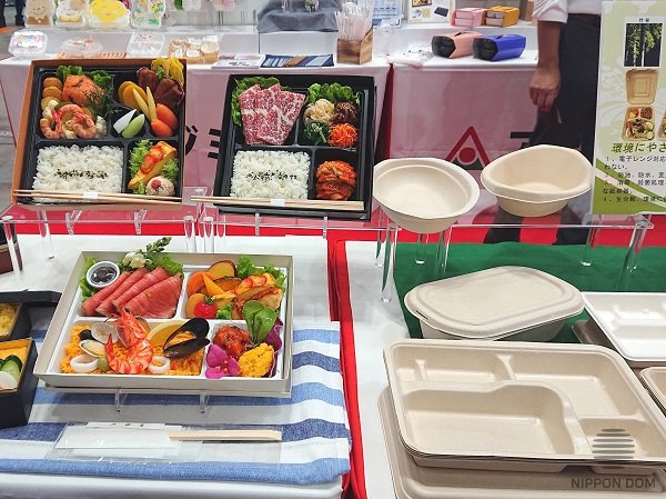 Colorful delicious food models bring expo visitors’ attention to the stand with disposable dishes.