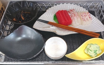 Food models demonstrate use of plates with creative design.