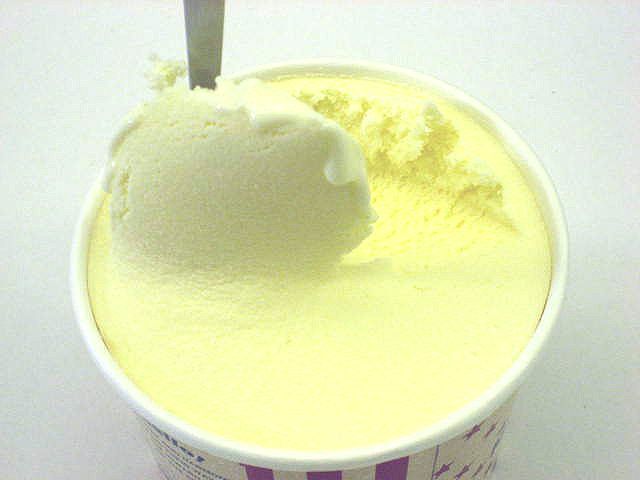 Муляж ванильного мороженого в стаканчике 