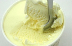 Муляж ванильного мороженого в стаканчике на ложке (Бол.)