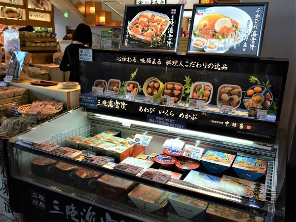 Models of lunch boxes, which are sold in covered boxes.