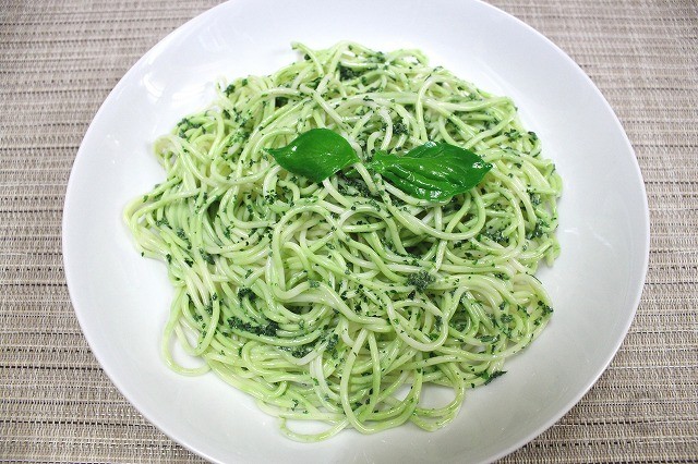 Муляж спагетти с базиликом