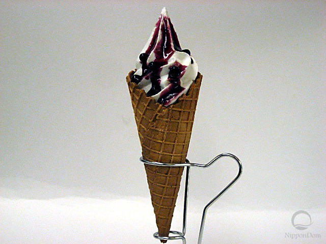 Муляж ванильного мороженого с черникой 