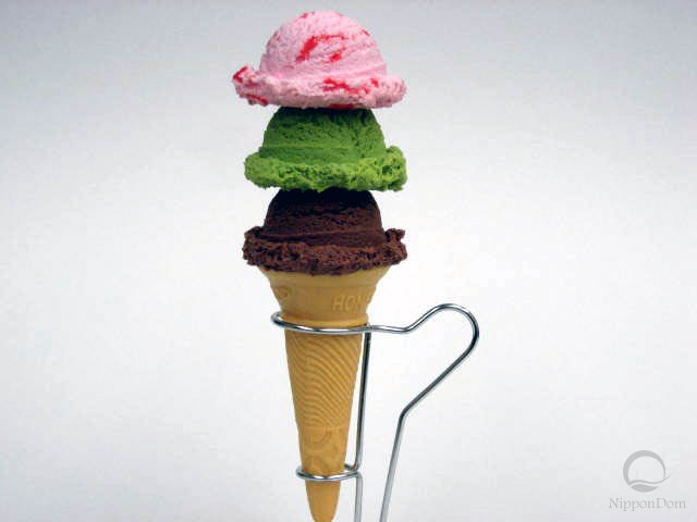 Муляж мороженого в конусе ассорти: шоколадное, клубничное и со вкусом зеленого чая
