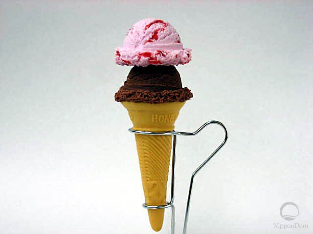 Муляж мороженого в конусе ассорти: шоколадное и клубничное с джемом