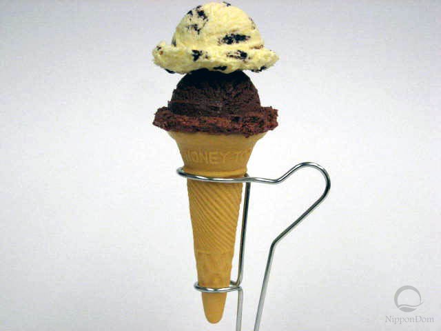 Муляж мороженого в конусе ассорти: шоколадное и ванильное с кусочками шоколада