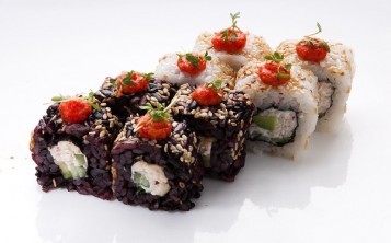 Roll "California with black rice"