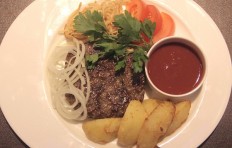 Meat cutlet with vegetables