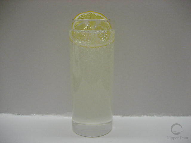 Лимонад, украшенный долькой лимона