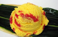 Муляж мороженого «манго с клубничным джемом»