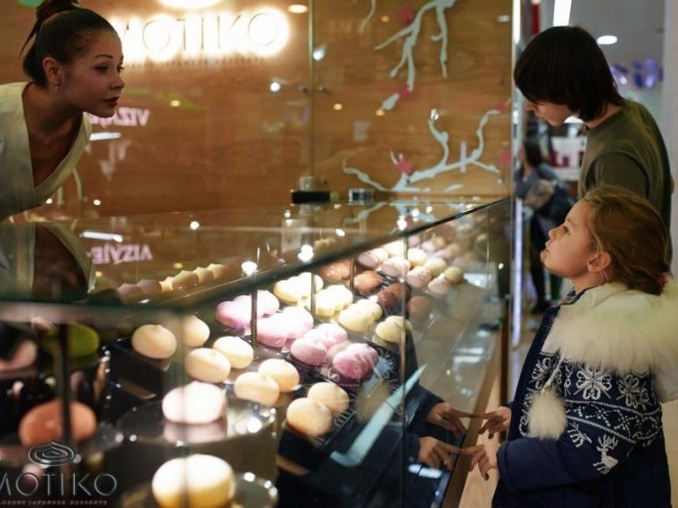 Fake desserts "Motiko" in the display case are impossible to distinguish from the real counterparts