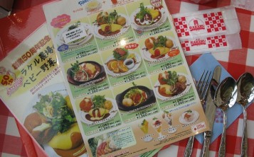 Table setting is thoroughly thought out by marketers of the restaurant Rakeru