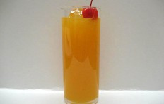 Муляж апельсинового сока в стакане с вишенкой