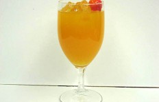 Муляж апельсинового сока в бокале с вишенкой