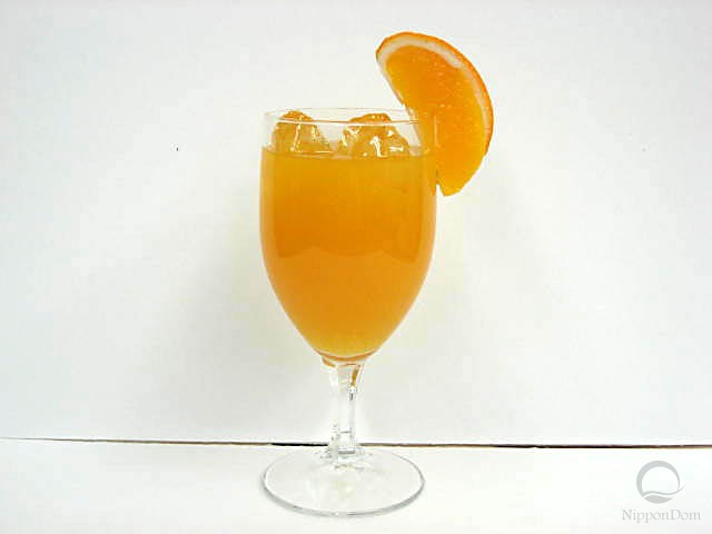 Муляж апельсинового сока в бокале с апельсином