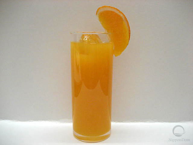 Апельсиновый сок, украшенный апельсином