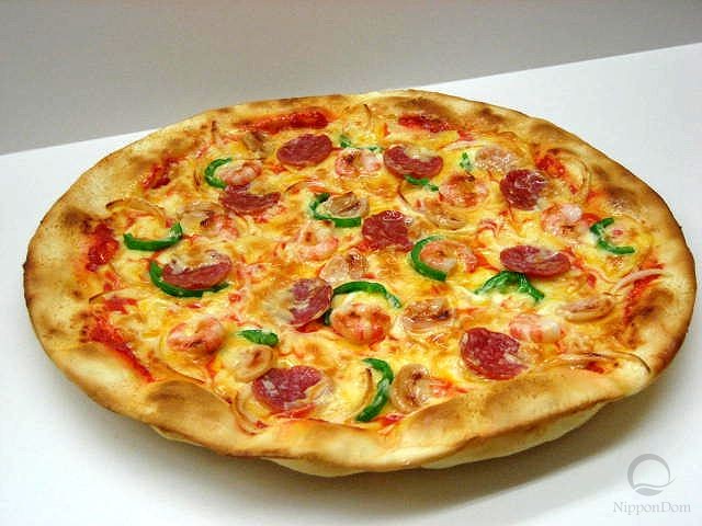 Муляж пиццы с салями и креветками 