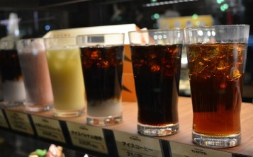 Уникальный способ рекламы напитков - муляжи на витрине заведения