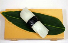 Муляж суши «кальмар (10) с водорослями нори»