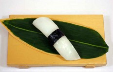 Муляж суши «кальмар (4) с водорослями нори»