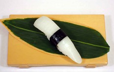 Муляж суши «кальмар (6) с водорослями нори»