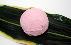 Муляж клубничного мороженого (33×50 мм)