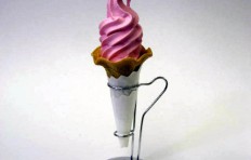 Муляж клубничного мороженого