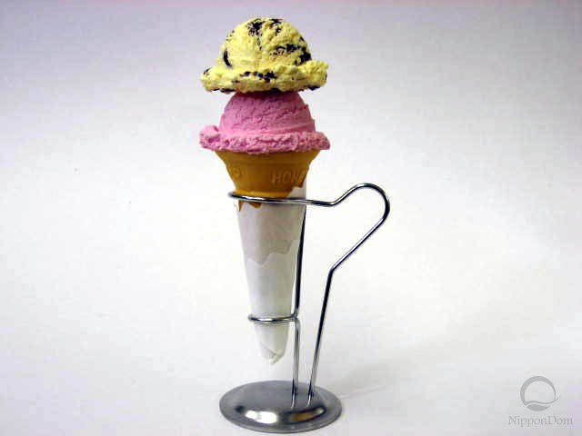 Муляж мороженого в конусе ассорти: клубничное и ванильное с кусочками шоколада