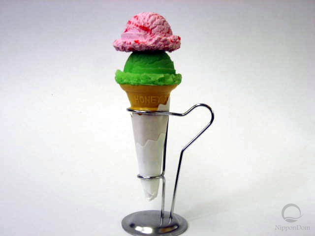 Муляж мороженого в конусе ассорти: клубничное с джемом и со вкусом дыни
