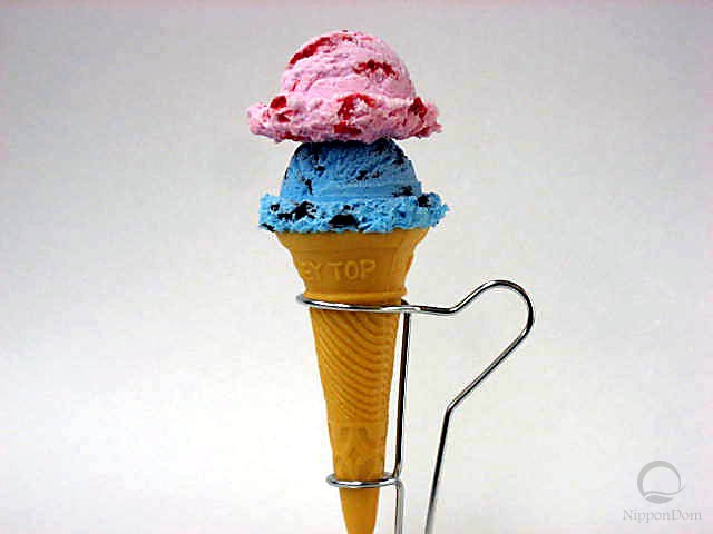 Муляж мороженого в конусе ассорти: клубничное и мятное с кусочками шоколада