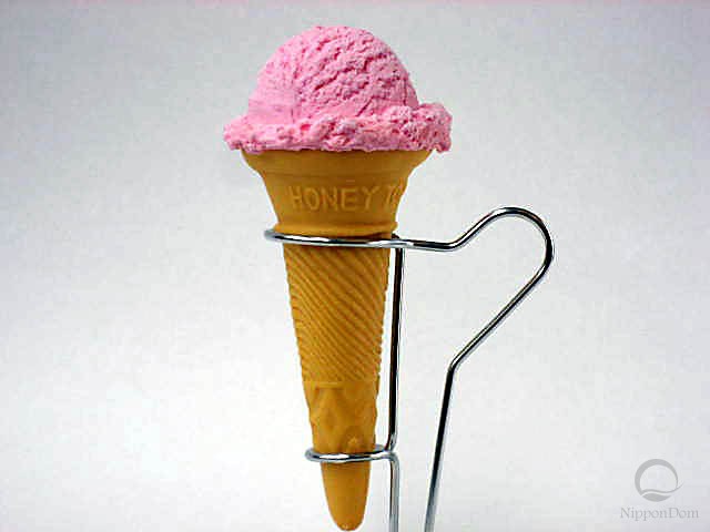 Муляж клубничного мороженого