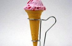Муляж клубничного мороженого с джемом