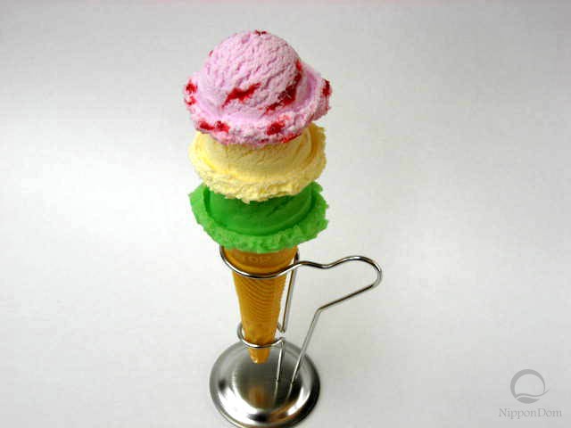Муляж мороженого в конусе ассорти: клубничное, ванильное и со вкусом дыни