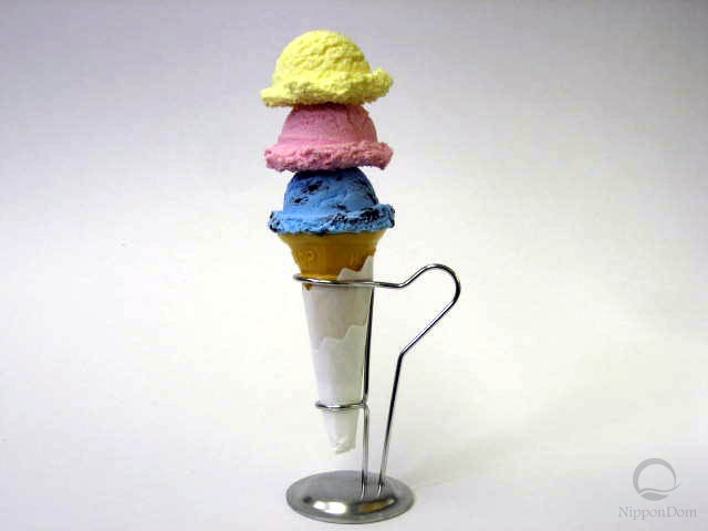 Муляж мороженого в конусе ассорти: ванильное, клубничное и мятное с кусочками шоколада