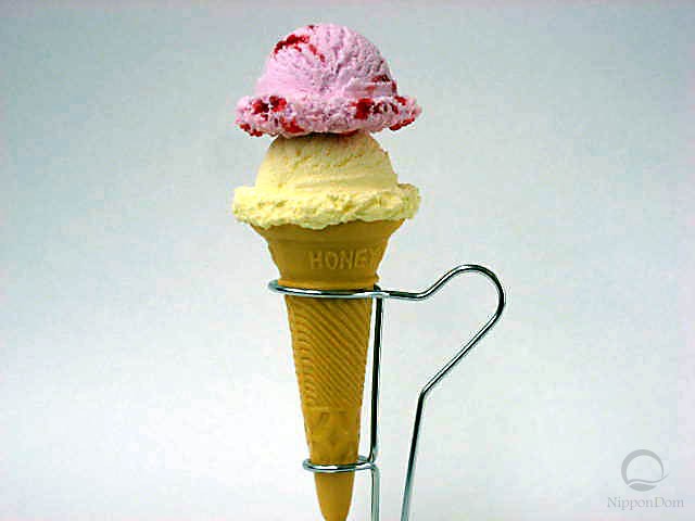 Муляж мороженого в конусе ассорти: ванильное и клубничное с джемом